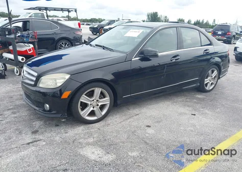 2010 Mercedes-Benz C 300 Sport z USA, uszkodzony, nr VIN WDDGF5EB1AR113687